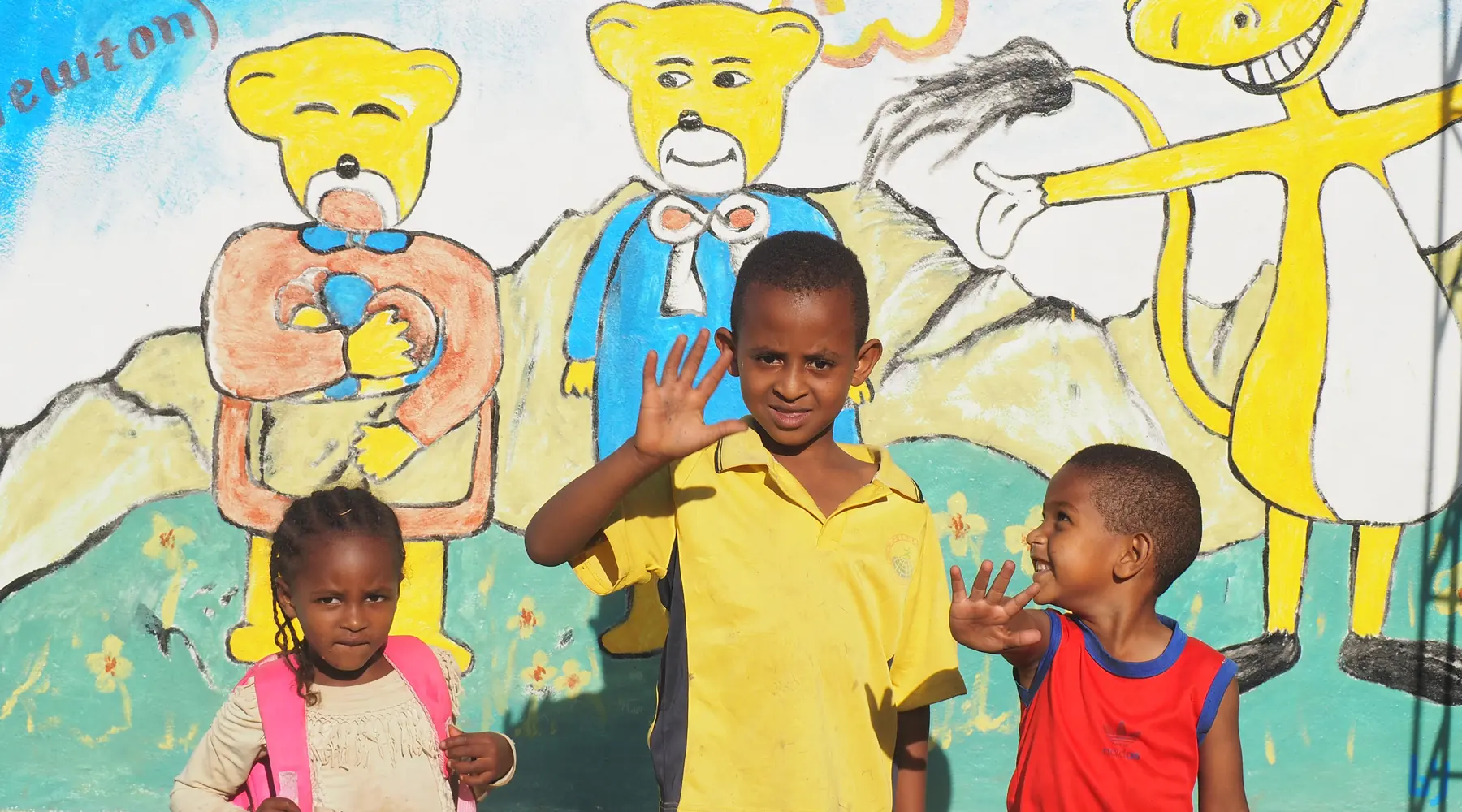 Bambini davanti al murale della scuola dell'infanzia di Tarcha, in Etiopia
