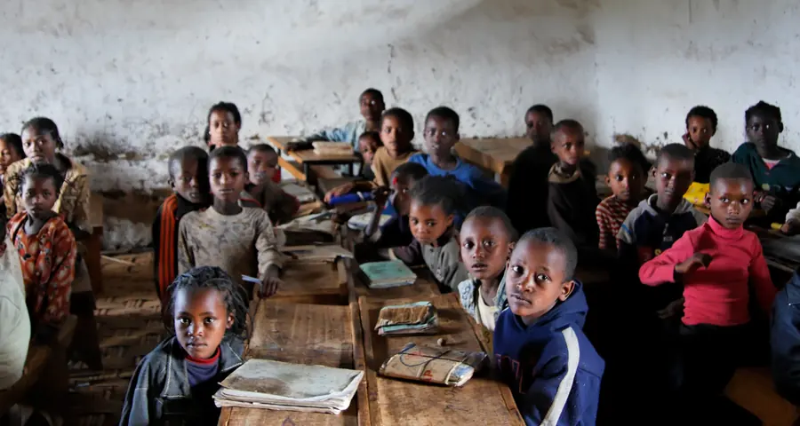 Una classe di bambini seduti nei banchi di una scuola in Etiopia